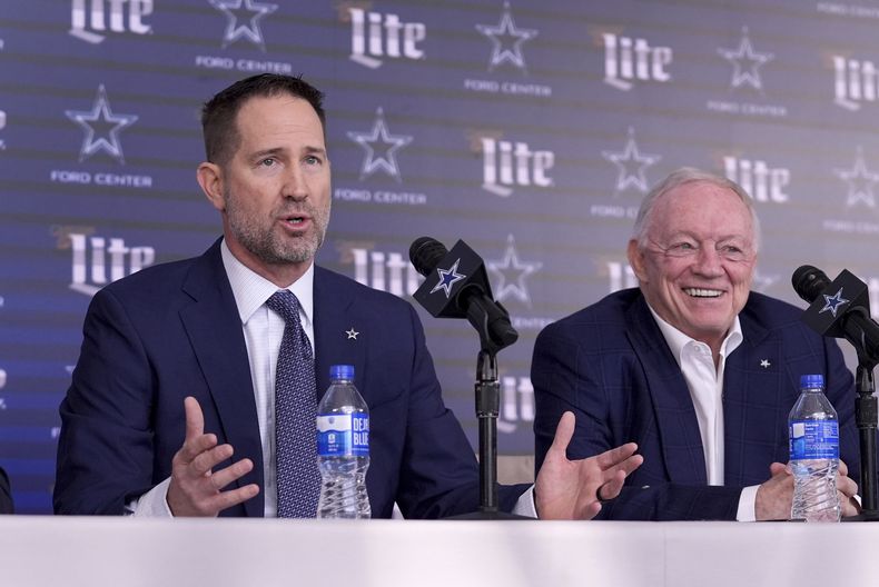 El nuevo entrenador de los Cowboys de Dallas Brian Schottenheimer (izquierda) responde a una pregunta junto al dueño Jerry Jones durante una rueda de prensa, el lunes 27 de enero de 2025, en Frisco, Texas. (AP Foto/Tony Gutiérrez)