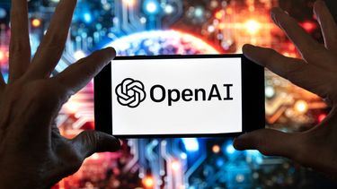 ARCHIVO - El logo de OpenAI, visto en la pantalla de un celular frente a una imagen generada por el modelo Dall-E de texto a imagen de ChatGPT, el 8 de diciembre de 2023, en Boston. (AP Foto/Michael Dwyer, archivo)