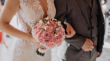 una familia de nueva york demanda por 5 millones de dolares a un hotel al que acusa de arruinar la boda de su hija