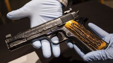 En esta foto, tomada el lunes 23 de diciembre de 2024 en Las Vegas, se muestra la pistola Colt calibre .45 que perteneció al jefe de la mafia Al Capone. Será exhibida por primera vez en el Museo de la Mafia de Las Vegas a partir del 15 de enero de 2025. (AP Foto/Ty ONeil)