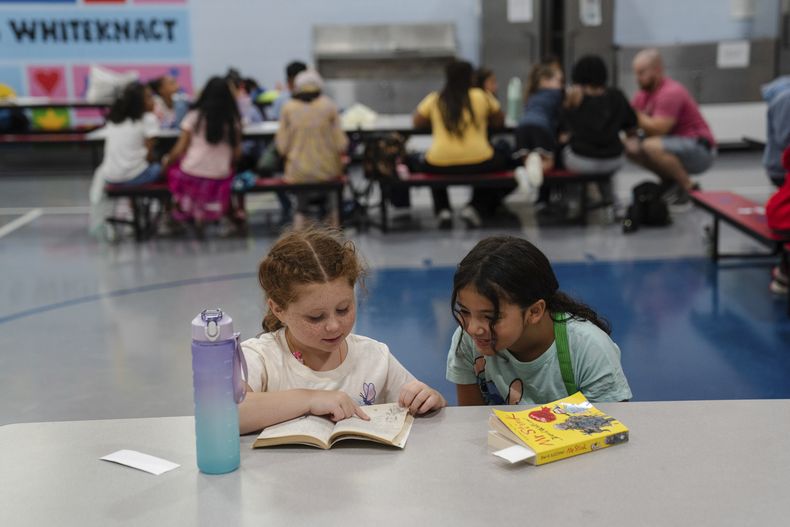 Un aula escolar usada por un campamento de verano en la escuela Emma G. Whiteknact Elementary School en Providence, Rhode Island, el 10 de julio del 2025. (AP foto/Sophie Park)
