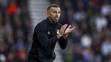 El técnico Gary ONeil aplaude en un partido de Bournemouth en la Liga Premier inglesa, el sábado 12 de noviembre de 2022. ONeill ha sido contratado como el nuevo técnico de Wolverhampton tras la salida de Julen Lopetegui a solo días del inicio de la temporada. (Steven Paston/PA vía AP)