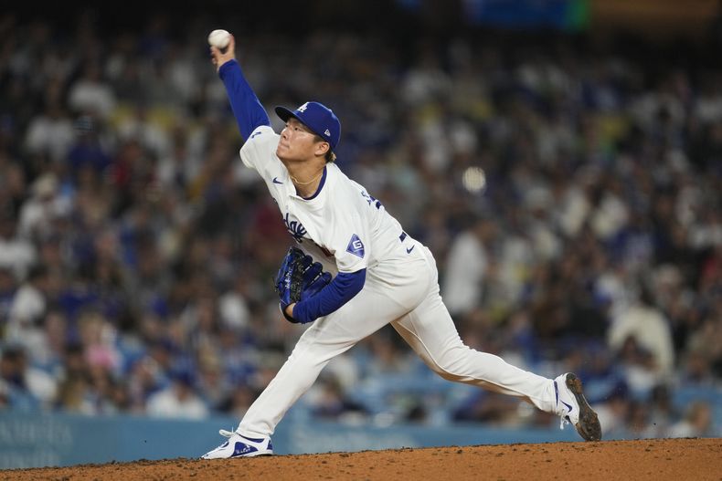 El abridor de los Dodgers de Los Ángeles Yoshinobu Yamamoto lanza en la sexta entrada del encuentro ante los Rockies de Colorado el sábado primero de junio del 2024. (AP Foto/Ashley Landis)