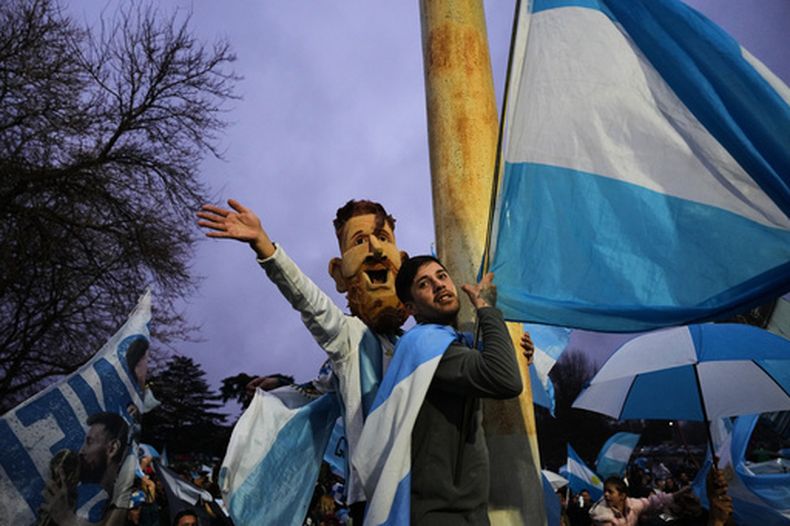 Un aficionado argentino con una máscara de Lionel Messi fuera de las oficinas de la Asociación del Fútbol Argentino espera la llegada de la selección nacional en Ezeiza, en las afueras de Buenos Aires, el lunes 20 de julio de 2026, tras su derrota en la final del Mundial de la FIFA ante España. (AP Foto/Rodrigo Abd)