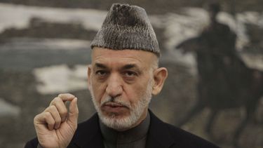 americateve | El presidente afgano Hamid Karzai habla durante una conferencia de prensa en el palacio presidencial en Kabul, el s&aacute;bado 16 de noviembre de  2013. Karzai anunci&oacute; que negociadores afganos y estadounidenses terminaron de redactar un pol&eacute
