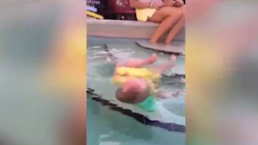 bebe aprende a nadar de una manera poco usual