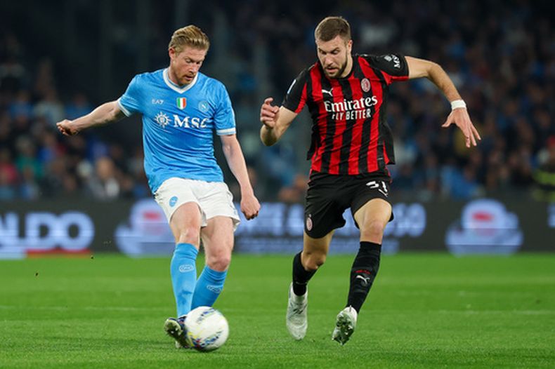 Kevin De Bruyne (izquierda) de Napoli y Strahinja Pavlovic de AC Milan pugnan por el balón en el partido de la Serie A italiana, el lunes 6 de abril de 2026. (Alessandro Garofalo/LaPresse vía AP)