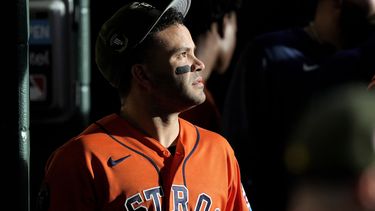 El venezolano José Altuve, de los Astros de Houston, mira al campo durante el juego del viernes 19 de mayo de 2023, ante los Atléticos de Oakland (AP Foto/David J. Phillip)