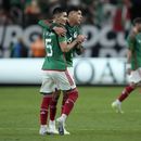 Johan Vázquez (izquierda) y Edson Álvarez, de México se abrazan tras la victoria sobre Jamaica en las semifinales de la Copa de Oro, el miércoles 12 de julio de 2023, en Las Vegas (AP Foto/John Locher)