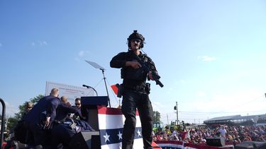 El expresidente Donald Trump, es rodeado por agentes del Servicio Secreto en la tarima, durante un acto de campaña, el sábado 13 de julio de 2024, en Butler, Pensilvania. (Foto AP/Evan Vucci).