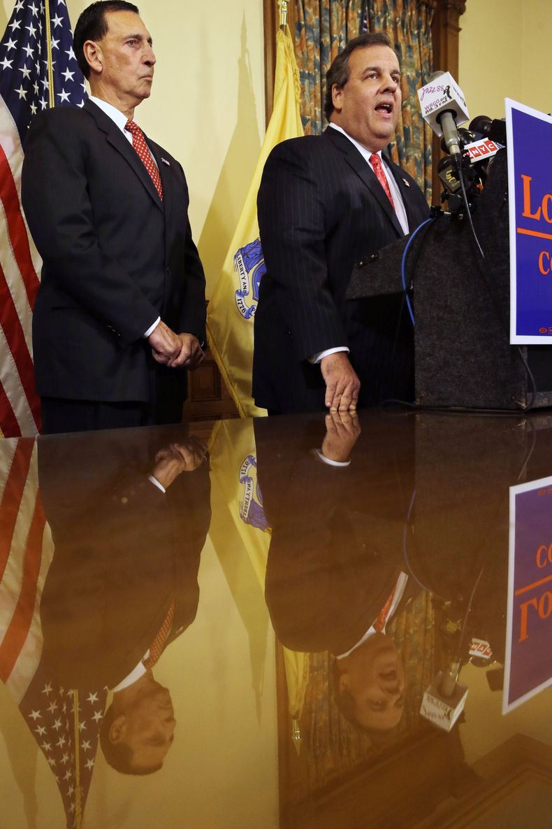 El representante Frank LoBiondo, izquierda, escucha mientras el gobernador Chris Christie respalda su intento por ser reelegido en el Capitolio estatal en Trenton, Nueva Jersey, el lunes 6 de enero de 2014. Al d&iacute;a siguiente, Christie efectu&oacute;