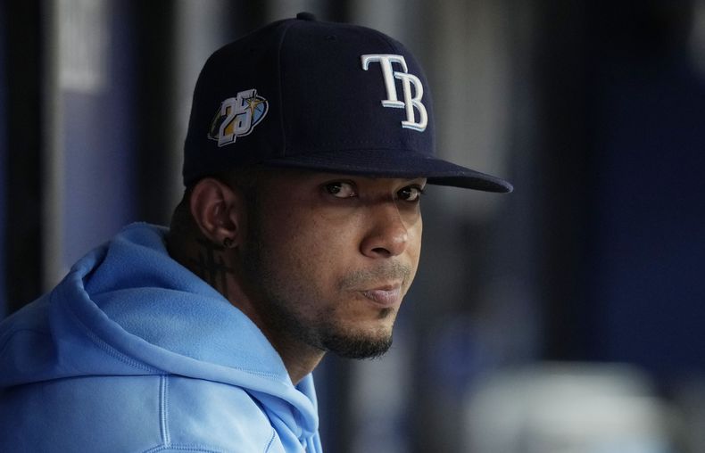 ARCHIVO - Wander Franco, de los Rays de Tampa Bay, mira durante un juego de béisbol el 13 de agosto de 2023, en San Petersburgo, Florida. (AP Foto/Chris OMeara, archivo)