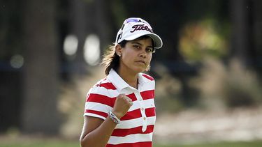 americateve | La paraguaya Julieta Granada festeja luego de embocar un largo putt en el hoyo 15 durante la segunda ronda del CME Group Tour Championship de la LPGA, el s&aacute;bado 22 de noviembre de 2014, en Naples, Florida (AP Foto/Naples Daily News, Corey Perrine)