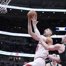Dosunmu y White llevan a Bulls a triunfo ante Hornets