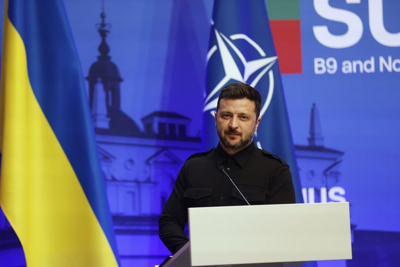 El presidente ucraniano Volodymyr Zelenskyy llega a una conferencia de prensa en el Palacio de los Grandes Duques en Vilna, Lituania, el lunes 2 de junio de 2025. (AP Foto/Mindaugas Kulbis)