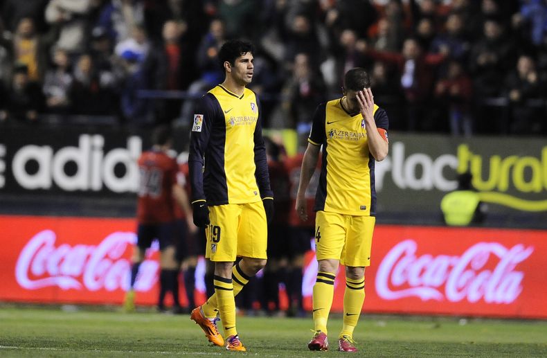 El jugador de Atl&eacute;tico de Madrid, Diego Costa, izquierda, camina en un partido contra Osasuna por la liga espa&ntilde;ola el domingo, 23 de febrero de 2014, en Pamplona, Espa&ntilde;a. (AP Photo/Alvaro Barrientos)