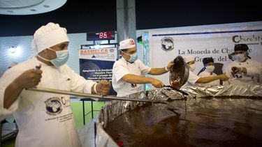 Preparan moneda de chocolate gigante en Venezuela