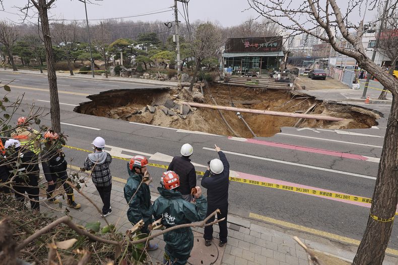 Rescatistas inspeccionan un socavón en un cruce en Seúl, el martes 25 de marzo de 2025. Dae-hyun/Yonhap via AP)