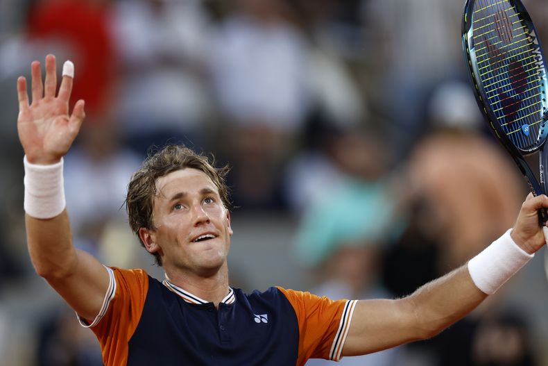 El noruego Casper Ruud celebra después de ganar su semifinal en el torneo de tenis Abierto de Francia en contra del alemán Alexander Zverev, en tres sets 6-3, 6-4, 6-0, en el estadio Roland Garros, en París, el viernes 9 de junio de 2023. (AP Foto/Jean-Francois Badias)