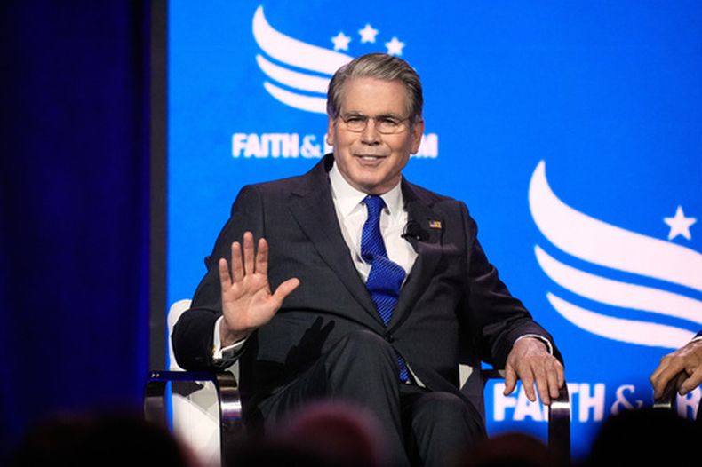 El secretario del Tesoro de Estados Unidos, Scott Bessent, habla ante la Coalición Fe y Libertad, una reunión de activistas y líderes cristianos conservadores, el viernes 26 de junio de 2026, en Washington. (AP Foto/Manuel Balce Ceneta)