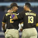 El dominicano Manny Machado y Xander Bogaerts, de los Padres de San Diego, avanzan para colocarse en sus posiciones en el juego del miércoles 19 de julio de 2023, ante los Azulejos de Toronto (Chris Young/The Canadian Press via AP)