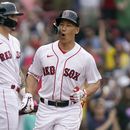 Masataka Yoshida (derecha) de los Medias Rojas de Boston celebra durante el octavo inning ante los Atléticos de Oakland, el domingo 9 de julio de 2023, en Boston. (AP Foto/Steven Senne)