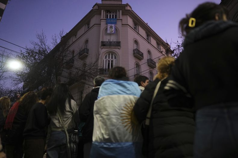 Seguidores de la expresidente de Argentina, Cristina Fernández, reunidos fuera de su casa donde cumple prisión domiciliaria tras ser condenada a seis años de cárcel por corrupción, en Buenos Aires, Argentina, el viernes 20 de junio de 2025. (AP Foto/Natacha Pisarenko)