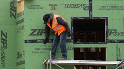 Un trabajador asegura el revestimiento en un sitio de construcción residencial en Mount Prospect, Illinois, el 18 de marzo de 2024. (Foto AP/Nam Y. Huh, Archivo)