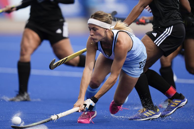 La argentina Julieta Jankunas anota un gol ante Trinidad y Tobago en el partido del hockey sobre césped de los Juegos Panamericanos en Santiago, Chile, el lunes 30 de octubre de 2023. (AP Foto/Fernando Vergara)