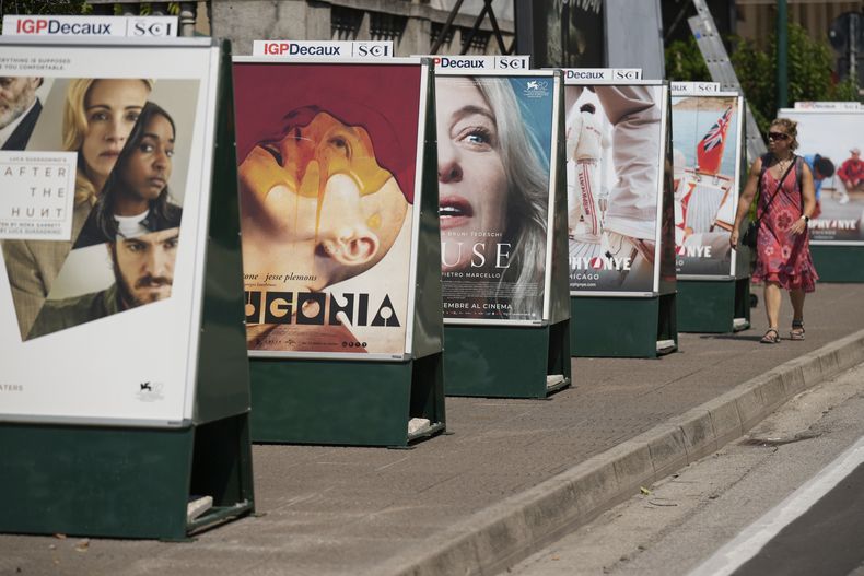 Carteles de películas afuera del hotel Excelsior antes del Festival de Cine de Venecia en Venecia, Italia, el martes 26 de agosto de 2025. (Foto Alessandra Tarantino/Invision/AP)