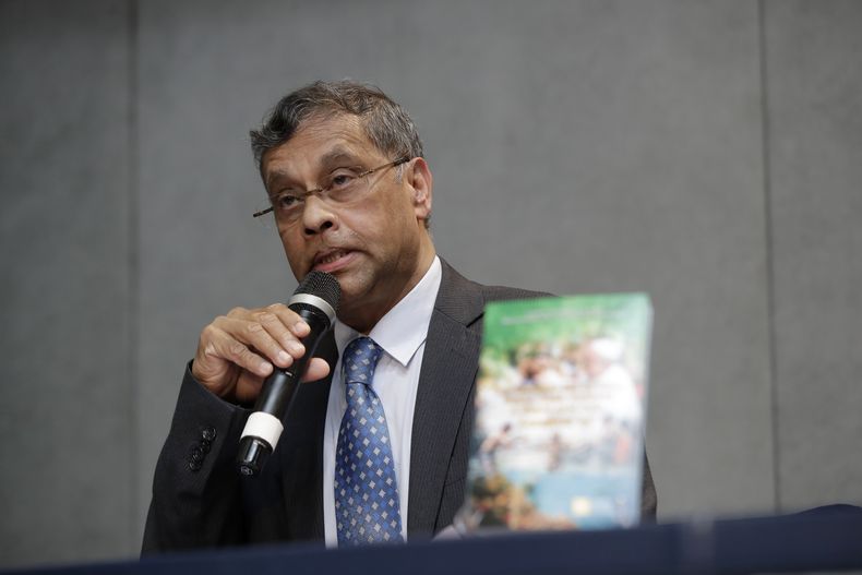 En esta imagen de archivo, Aloysius John, secretario general de Caritas Internationalis, durante una conferencia de prensa para presentar un documento en el 5to aniversario de la encíclica del papa Francisco contra el cambio climático, Laudato si, en el Vaticano, el 18 de junio de 2020. (AP Foto/Alessandra Tarantino, archivo)
