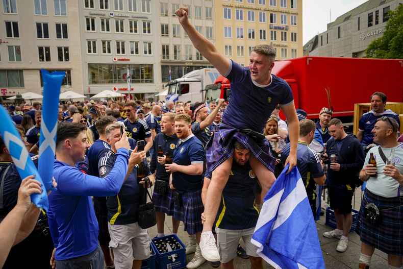 Aficionados escoceses festejan en la plaza Marienplatz en Munich antes del duelo inaugural de la Eurocopa ante Alemania el viernes 14 de junio del 2024. (AP Foto/Markus Schreiber)
