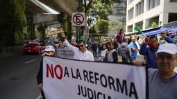 Trabajadores judiciales sindicalizados en huelga protestan contra una reforma propuesta por el gobierno que haría que todos los jueces sean elegidos por voto popular, el miércoles 21 de agosto de 2024, frente a un tribunal federal de la Ciudad de México. (AP Foto/Eduardo Verdugo)