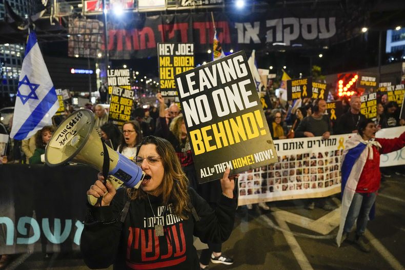 Amigos y familiares de los rehenes israelíes que siguen cautivos en la Franja de Gaza por milicianos del grupo Hamás asisten a una marcha por su liberación en Tel Aviv, Israel, el sábado 9 de marzo de 2024. (AP Foto/Ariel Schalit)