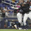Jesús Sánchez, de los Marlins de Miami, celebra con el coach de tercera Jody Reed (33) mientras se enfila al plato después de un cuadrangular de tres carreras, en el juego de béisbol en contra de los Reales de Kansas City, el miércoles 7 de junio de 2023, en Miami. (AP Foto/Peter Joneleit)