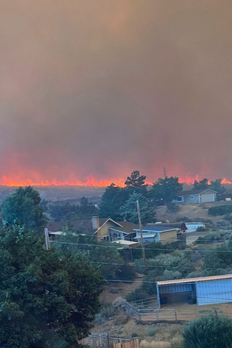 Esta imagen, facilitada por Cari Kieffer, muestra parte del incendio Hawk en Reno, Nevada. (Cari Kieffer vía AP)