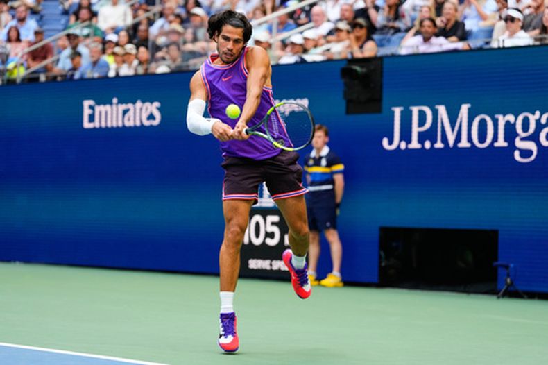 El español Carlos Alcaraz regresa una bola en el encuentro de dobles mixto del Abierto de Estados Unidos que disputó junto a Serena Williams el martes 25 de agosto del 2026. (AP Foto/Yuki Iwamura)