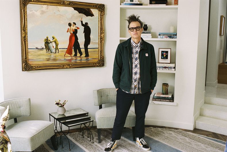 En esta fotografía sin fecha proporcionada por Sothebys, Mark Hoppus de Blink-182 posa junto a la pintura de su colección Crude Oil (Vettriano) de Banksy (2005), que Sothebys subastará el 4 de marzo y parte de las ganancias se destinará a las víctimas de los incendios forestales de Los Ángeles. (Max Montgomery/Sothebys via AP)