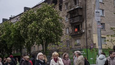 Un trabajador municipal despeja los escombros de un balcón en un edificio residencial dañado por un ataque ruso en Kiev, Ucrania, el miércoles 7 de mayo de 2025. (AP Foto/Evgeniy Maloletka)