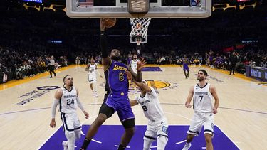 Remontada de Lakers frena racha de 11 victorias de Grizzlies