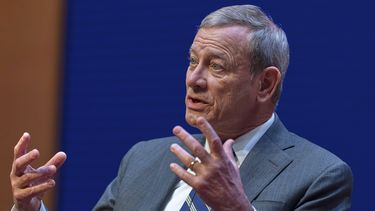 ARCHIVO – El presidente de la Corte Suprema de Estados Unidos, John Roberts, habla en un discurso ante la generación de 2025 de graduados de la Facultad de Leyes de Georgetown, en Washington, el 12 de mayo de 2025. (AP Foto/Manuel Balce Ceneta, Archivo)