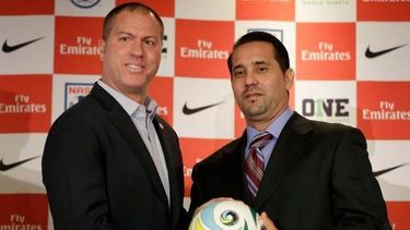 Walter Benítez (derecha), técnico de la selección de fútbol de Cuba, y Giovanni Savarese, entrenador del Cosmos de Nueva York.