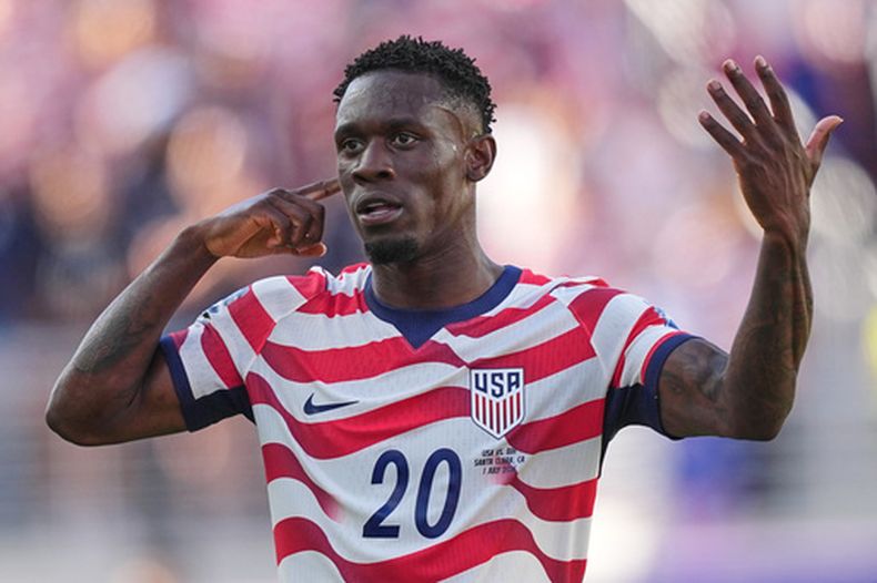 Folarin Balogun (20) celebra tras anotar el primer gol de Estados Unidos en el partido contra Bosnia en los 16vos de final del Mundial, el miércoles 1 de julio de 2026, en Santa Clara, California. (AP Foto/Julio Cortez)