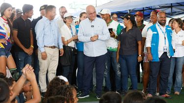El Alto Comisionado de las Naciones Unidas para los Refugiados, Barham Salih, en el centro, visita las zonas devastadas por los terremotos en La Guaira, Venezuela, el sábado 3 de octubre de 2026. (AP Foto/Pedro Mattey)