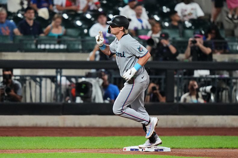 Kyle Stowers, de los Marlins de Miami, recorre las bases luego de disparar un jonrón ante los Mets de Nueva York, el viernes 31 de julio de 2026 (AP Foto/Frank Franklin II)