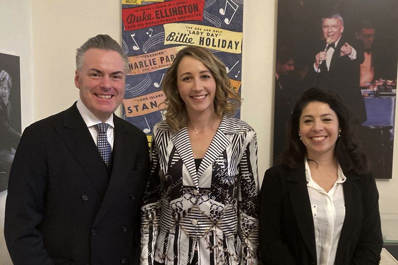 De izquierda a derecha, el violinista de la Filarmónica de Viena y presidente Daniel Froschauer, la clarinetista Andrea Goetsch y la arpista Anneleen Lenaerts posan para un retrato el 29 de febrero de 2024 en el Carnegie Hall en Nueva York. Una organización masculina desde su fundación en 1842 hasta 1997, la Filarmónica de Viena tiene 24 integrantes femeninas de entre 145 miembros y tres vacantes. (Foto AP/Ron Blum)