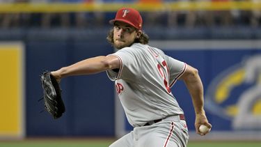El abridor de los Filis de Filadelfia Aaron Nola lanza en el segundo episodio del encuentro ante los Rays de Tampa Bay el martes 4 de julio del 2023. (AP Foto/Steve Nesius)