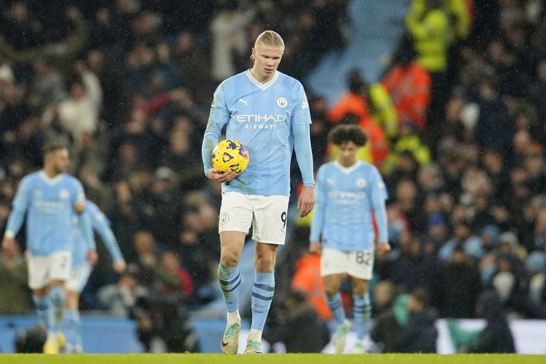 Erling Haaland, de Manchester City, reacciona después de que Dejan Kulusevski anotara el tercer gol de Tottenham, durante el partido de la Liga Premier de Inglaterra entre Manchester City y Tottenham Hotspur en el estadio Etihad, en Manchester, Inglaterra, el domingo 3 d diciembre de 2023. (AP Foto/Dave Thompson)