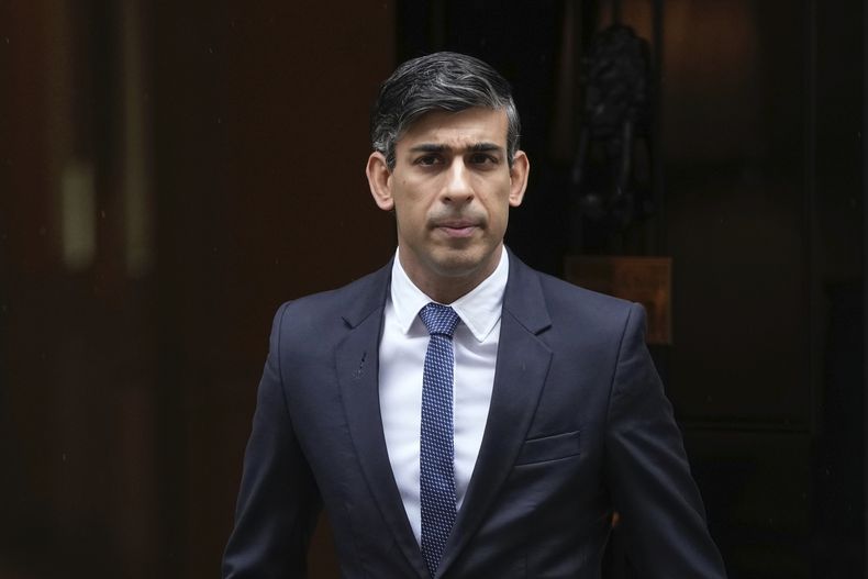 El primer ministro británico Rishi Sunak sale del número 10 de Downing Street, en Londres, el miércoles 18 de octubre de 2023. (AP Foto/Kin Cheung)