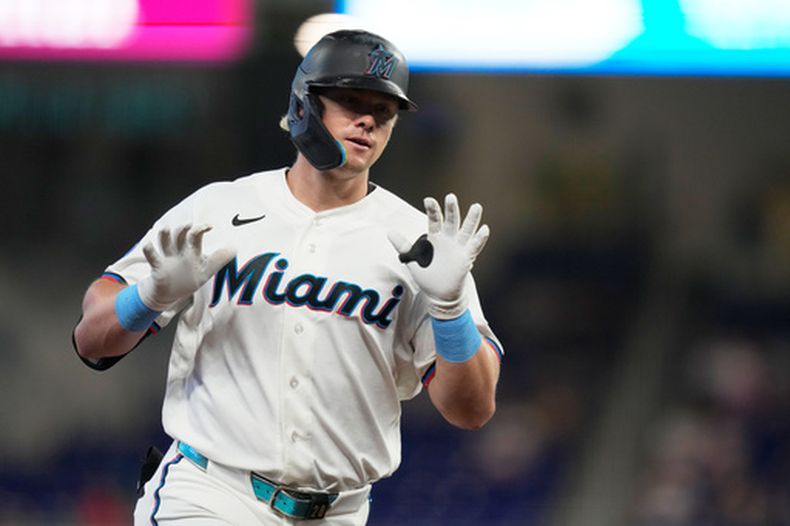 Kyle Stowers, de los Marlins de Miami, corre las bases después de batear un cuadrangular solitario durante la segunda entrada del juego de béisbol de Grandes Ligas contra los Marineros de Seattle, el miércoles 8 de julio de 2026, en Miami. (AP Foto/Lynne Sladky)